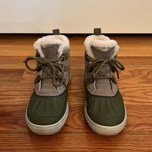 Nike women’s snow boots